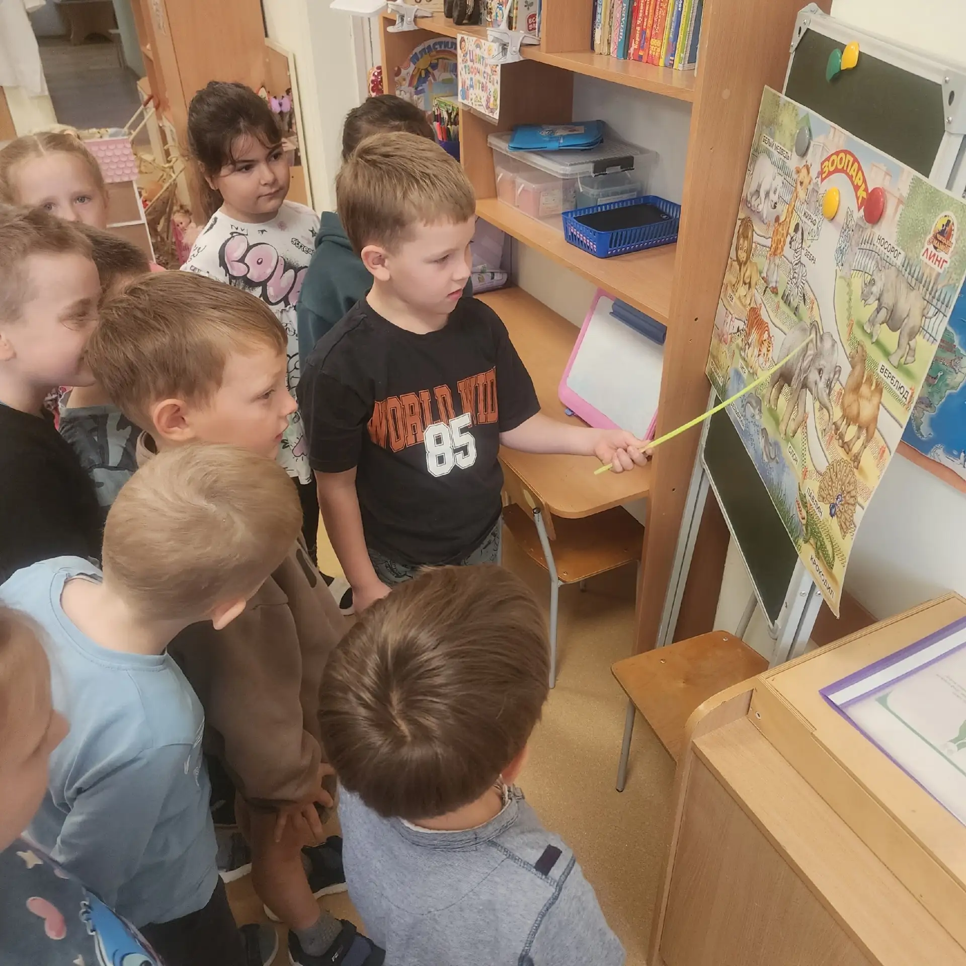 Группа 10. Познавательное развитие. Экскурсия на тему:"Знакомые незнакомцы". А экскурсо...