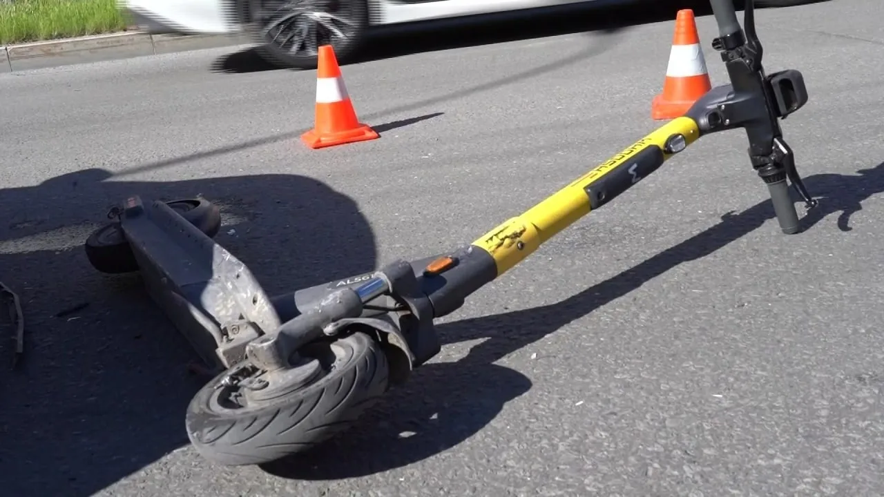 🛴 Самокатчик сбил 67-летнюю пенсионерку на улице Стаханова в Липецке — женщина в больнице