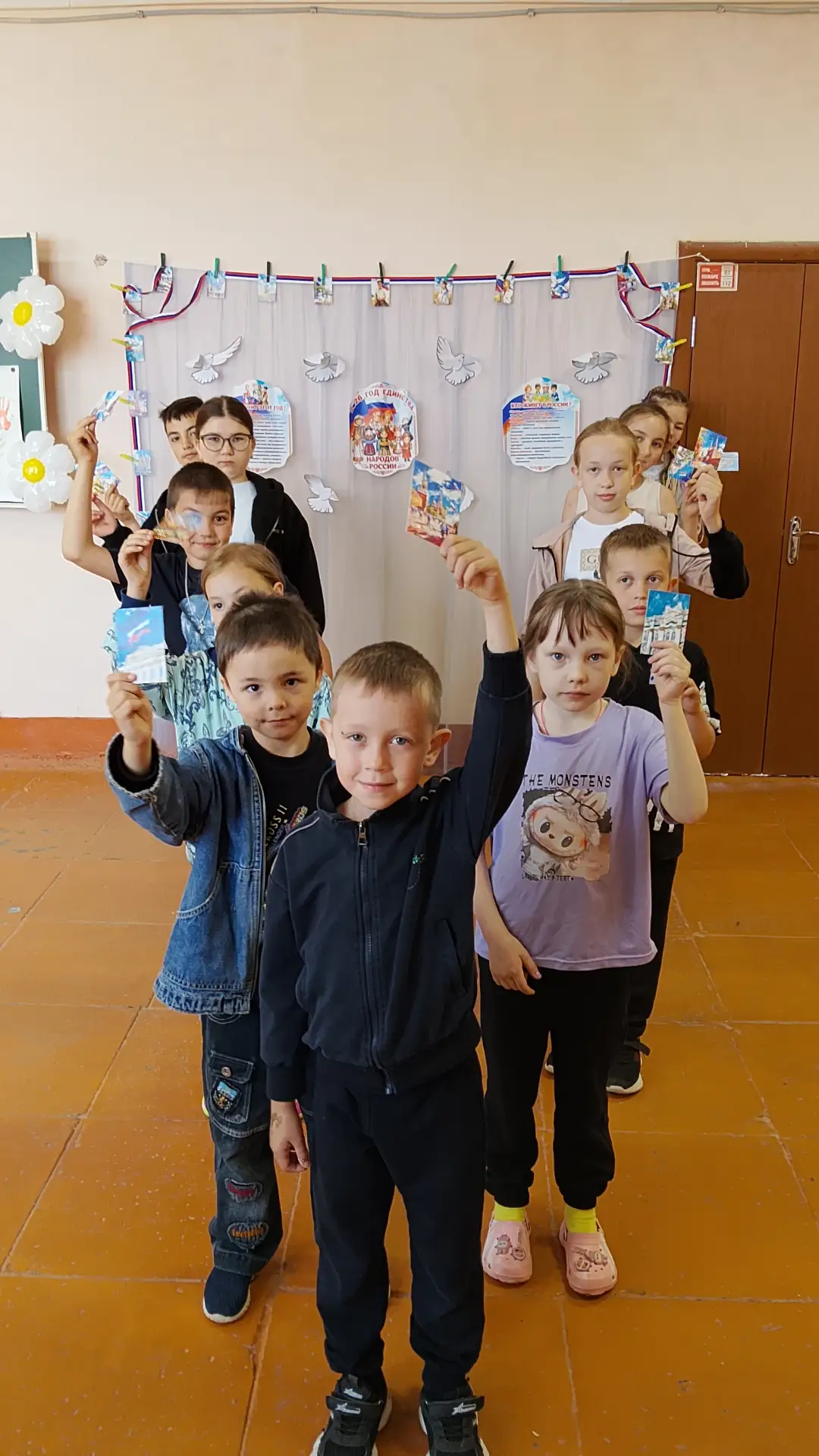 🇷🇺 Пускай нам праздники для счастья даны,
Их в календаре у нас немало.
Но День России, день родной