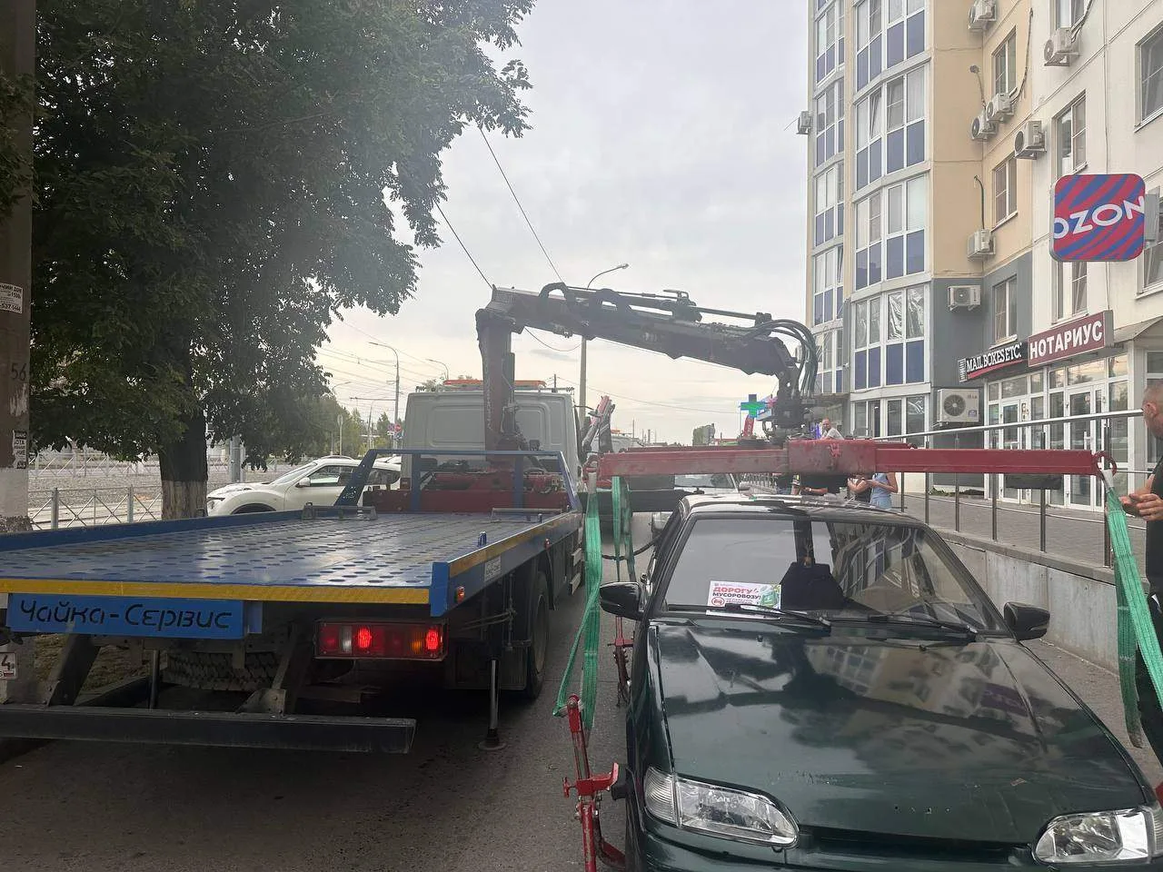 В центре Волгограда срочно эвакуируют припаркованные рядом с мусорными баками машины.