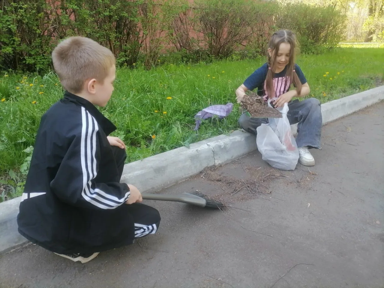 2 А класс в деле#уборкашкольнойтерриритории_школа14 #субботник_школа14