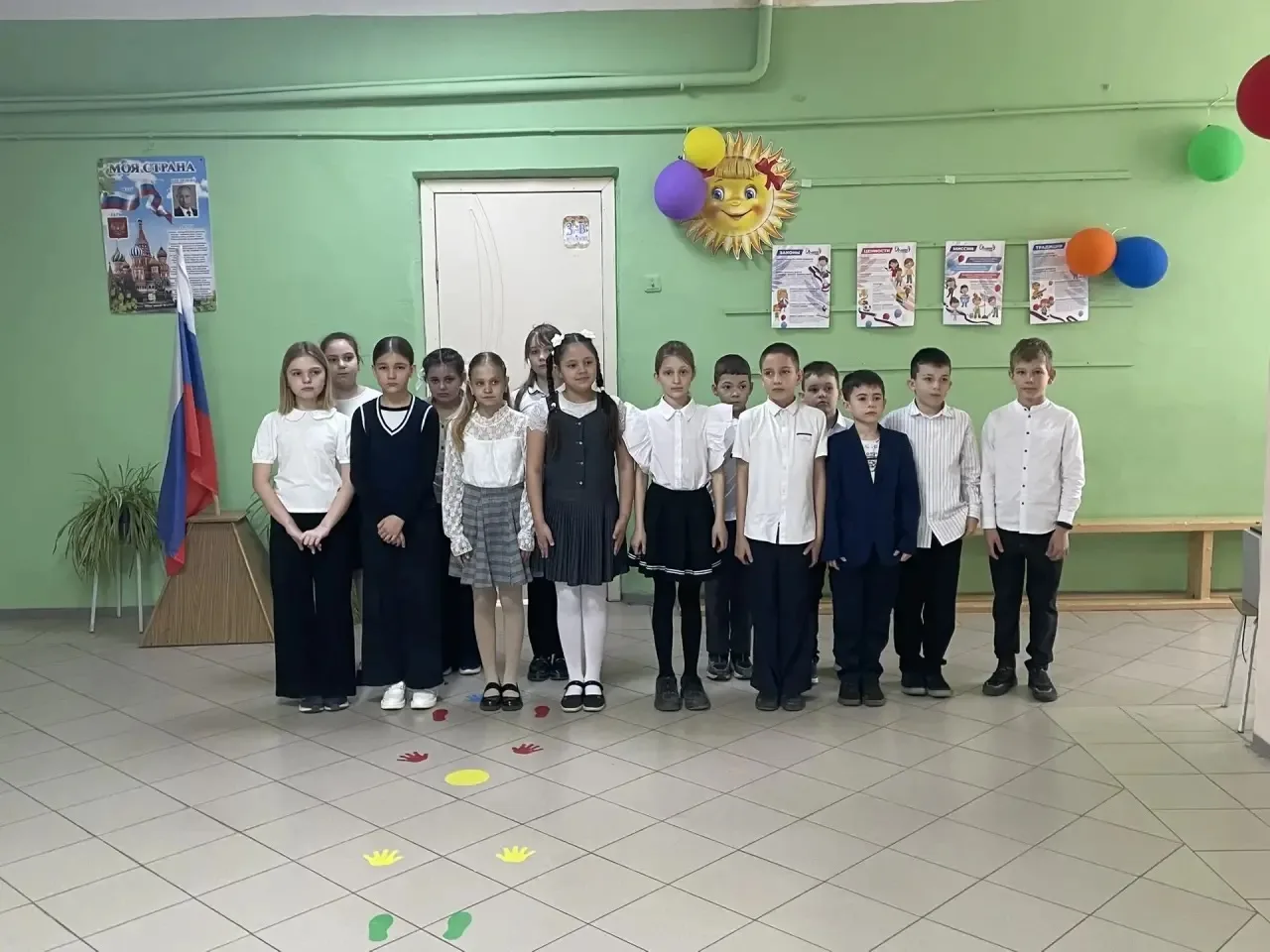 Ура! Каникулы! 🌞📚  Сегодня на торжественной линейке собрались два дружных класса — 2 «В» (Гонтарева 