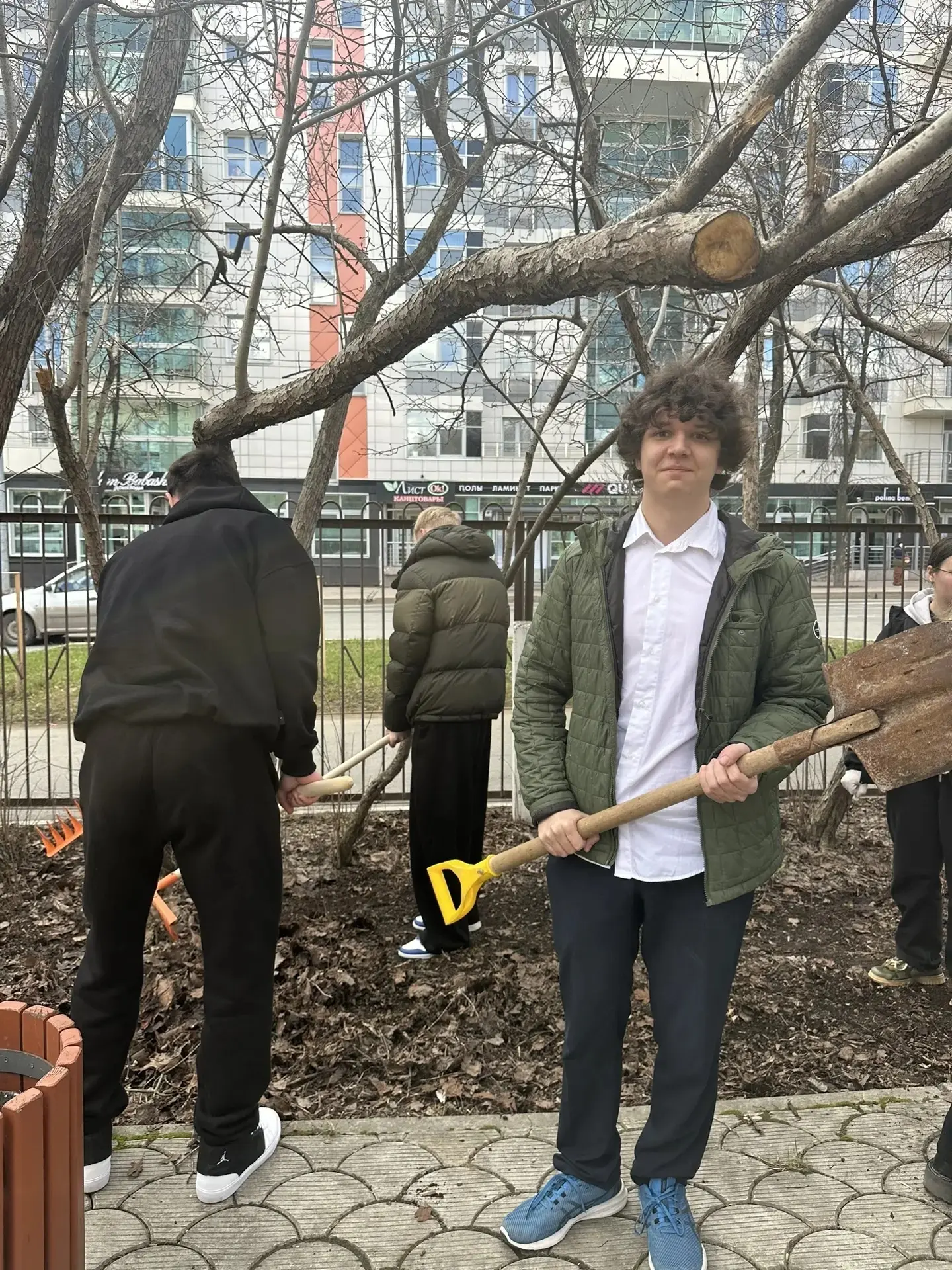 Школьный субботник: вместе мы можем всё! Весна в разгаре, и школьная территория ожила от дружной раб