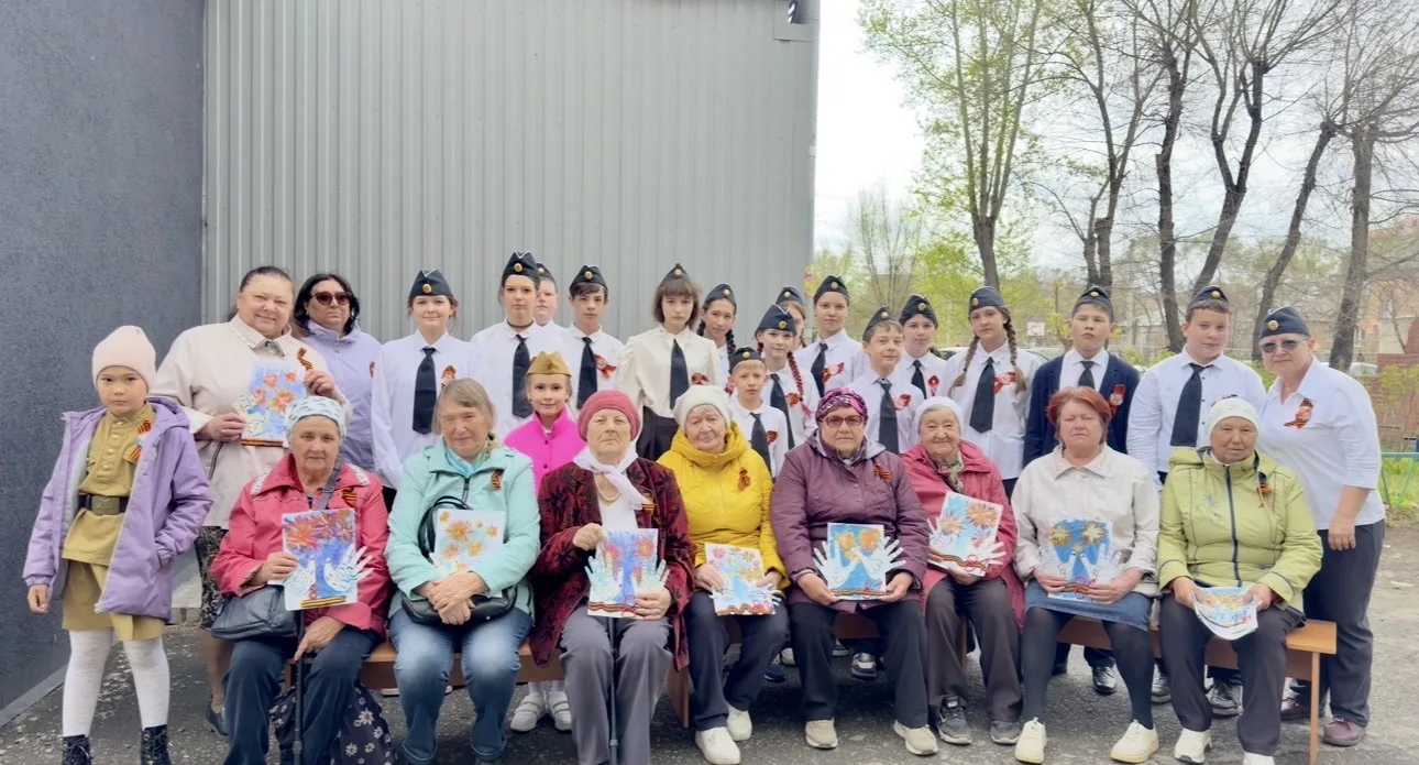 Сегодня наши ученики устроили настоящие концерты во дворах для ветеранов, тружеников тыла и детей во