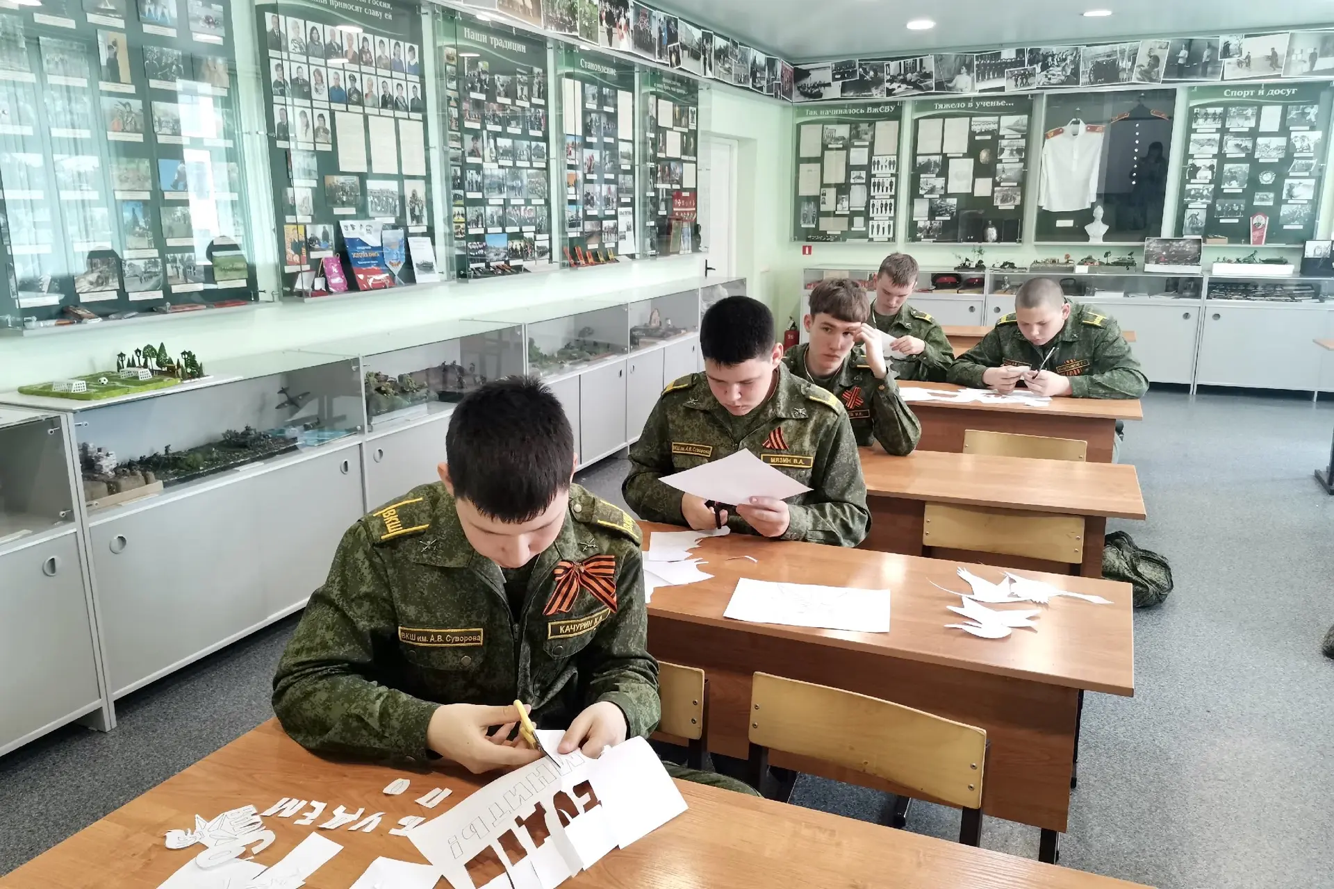 🇷🇺 Железнодорожный район участвует во всероссийской патриотической акции «Окна Победы»