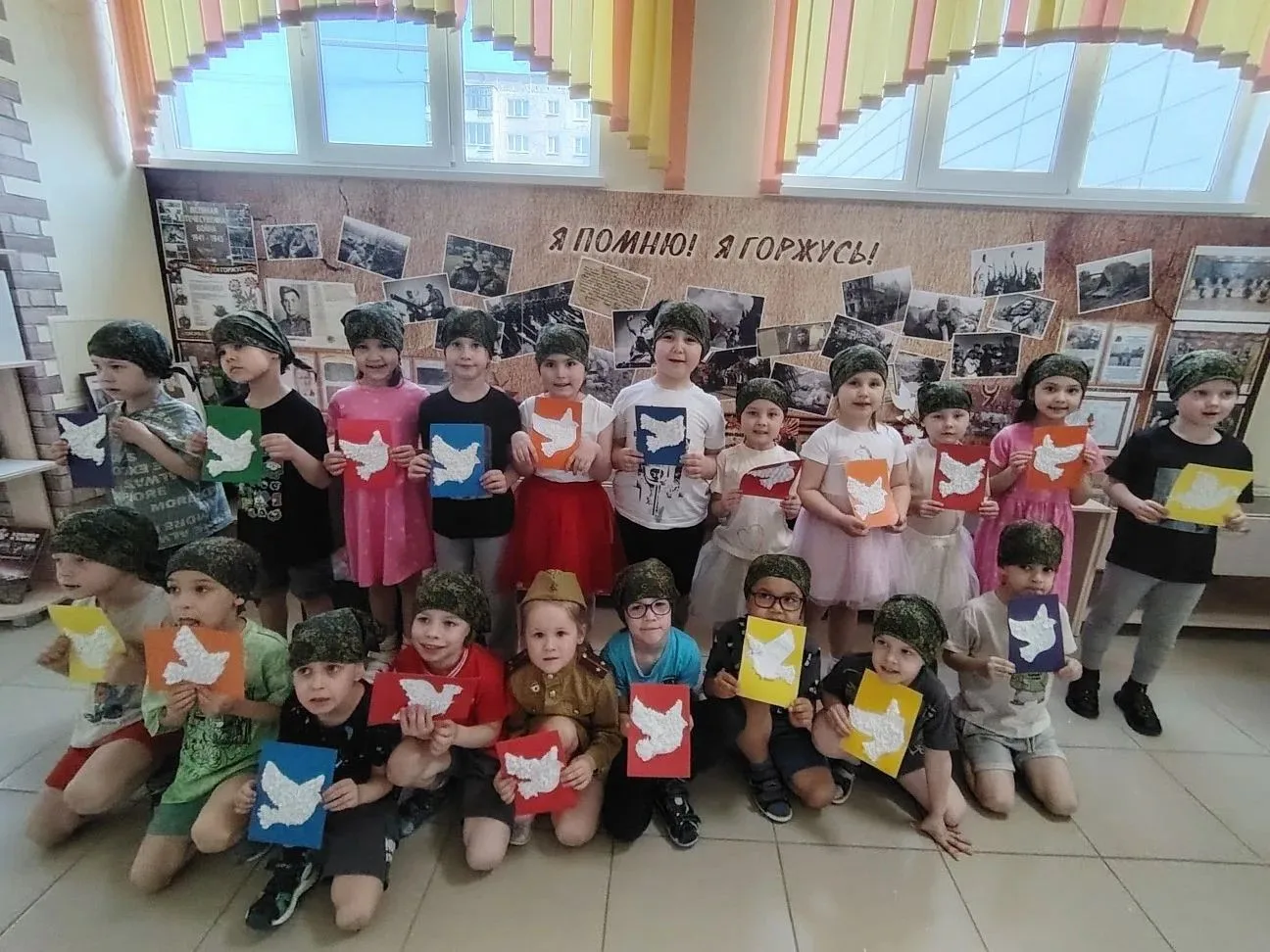 Старшая группа №11 с воспитателем Ларисой Борисовной подготовили поздравительные открытки , организо