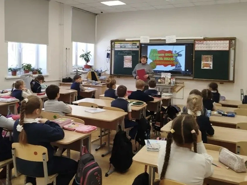 📚✨ В рамках Акции "200 минут чтения: Сталинграду посвящается" во 2"А" и 2"Б" классах прошло замечате