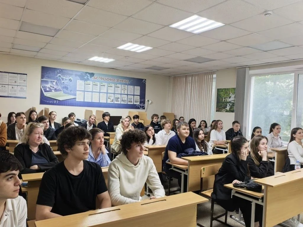 ⚡ «Перед стартом: о готовности к ГИА-11 в 2026 году» ‒ тема краевого родительского собрания.   📌19 м