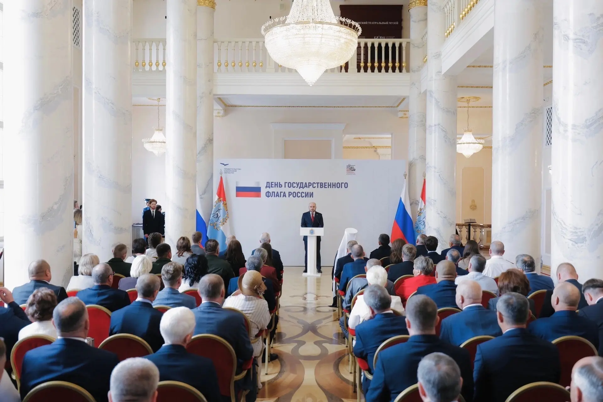 Накануне Дня флага России Вячеслав Федорищев вручил государственные награды выдающимся ...