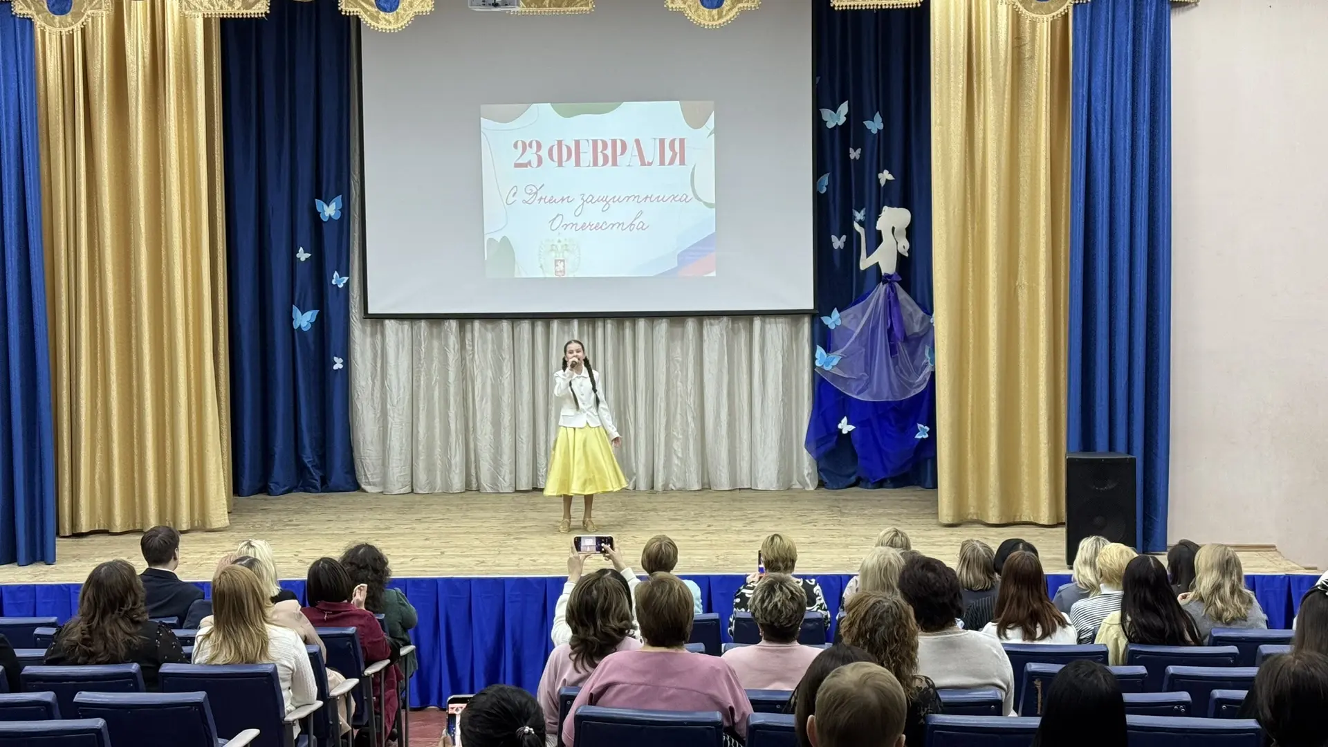 🌸 Как прошел предпраздничный день к 8 марта в нашей школе?  С самого утра активисты встречали учител