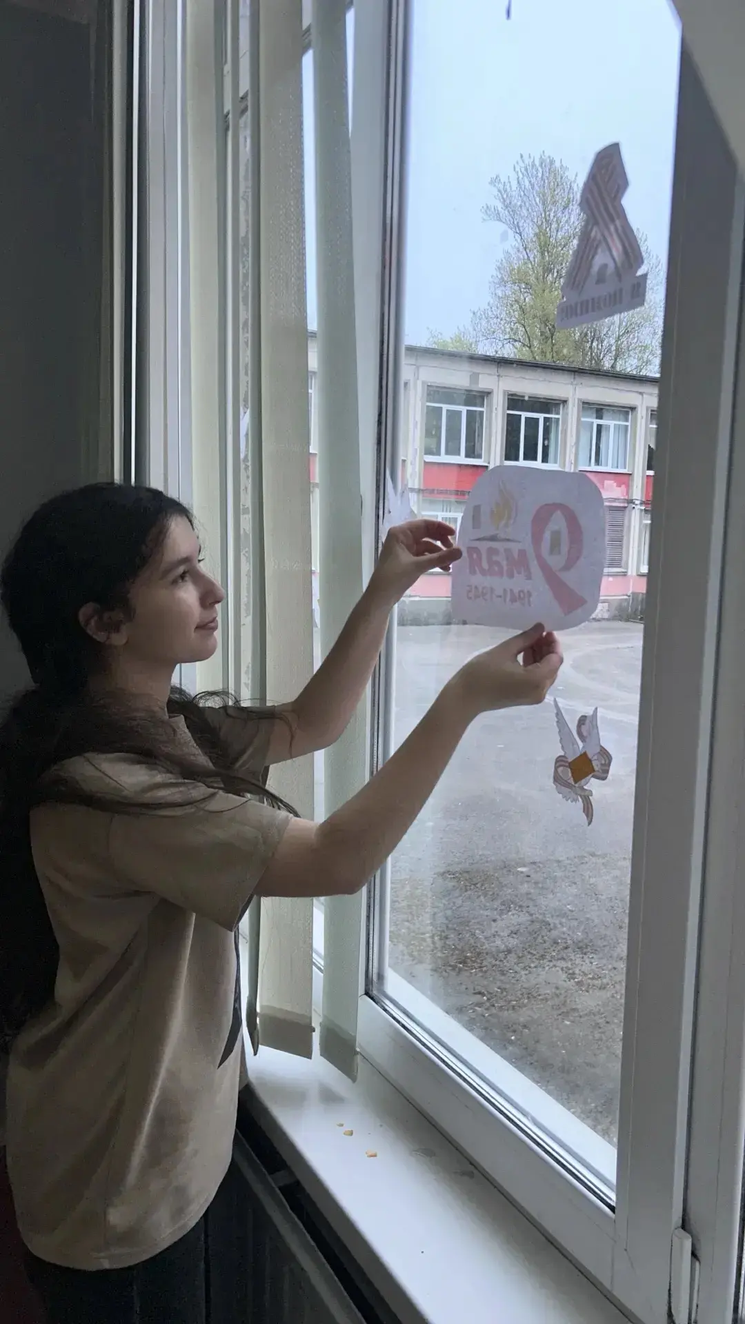 🪟 ОкнаПобеды — традиция, объединяющая поколения.  🕊 Ежегодно наша школа с гордостью присоединяется к