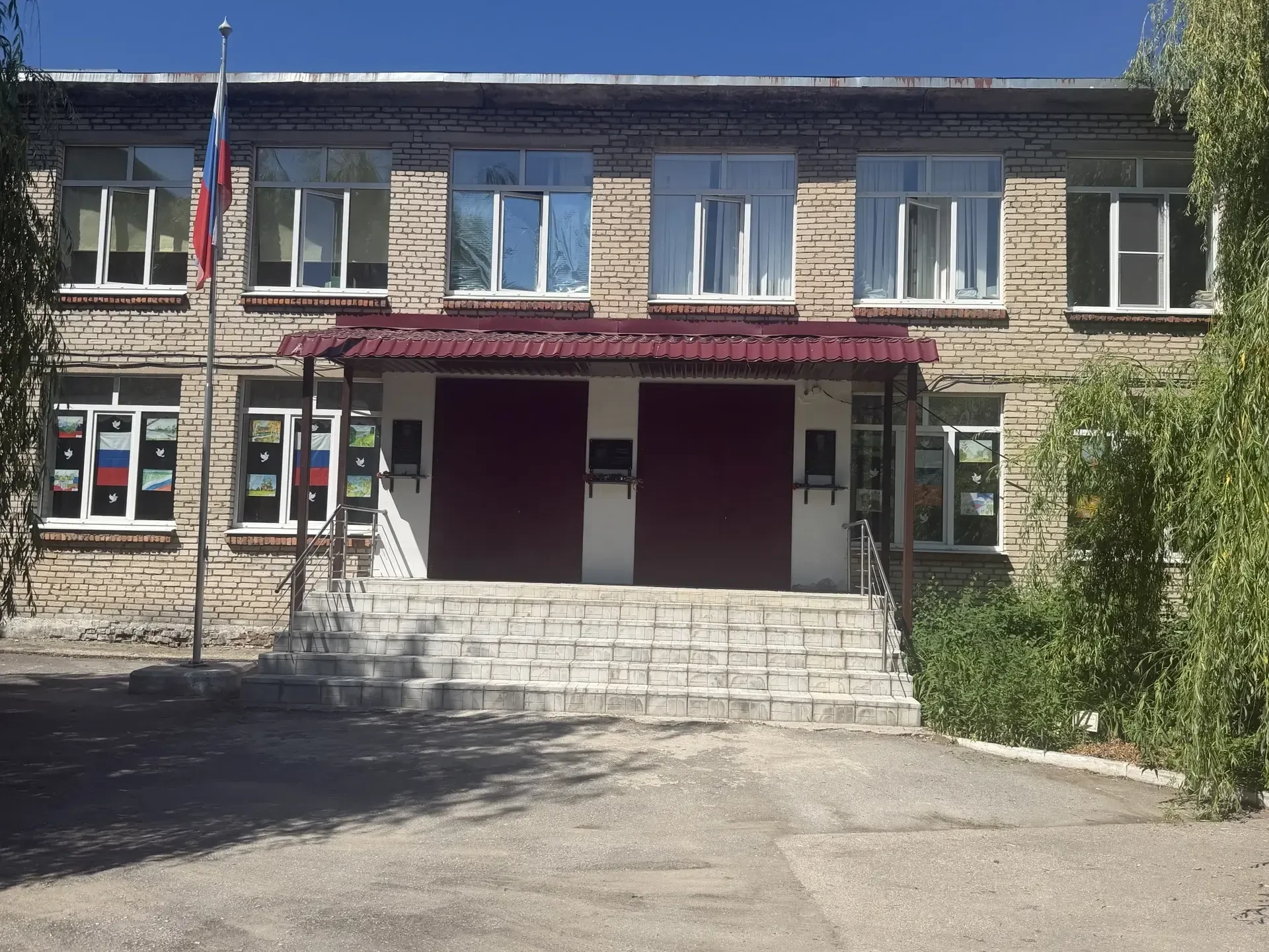 В нашей школе стало ещё светлее и наряднее! Воспитанники пришкольного лагеря Непоседы МОУ «СОШ №3 им