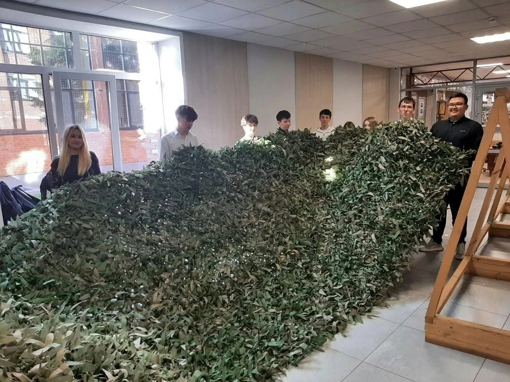 Сегодня на плетение маскировочной сети выходили группы 553 - куратор Закирова Л.И. и 551 - куратор С