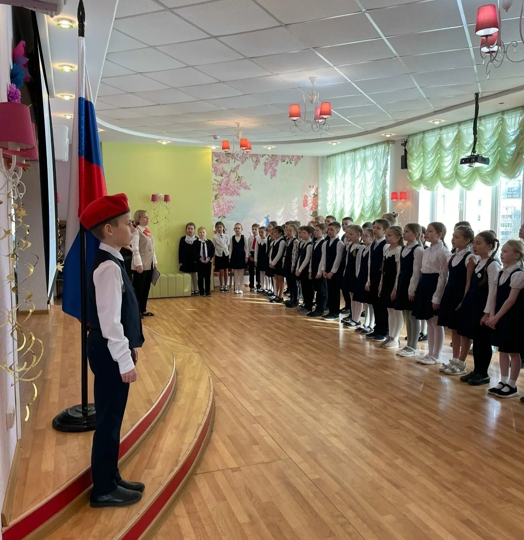 ТРАДИЦИИ ПОНЕДЕЛЬНИКА: ЕЖЕНЕДЕЛЬНАЯ ЛИНЕЙКА🇷🇺🎶  2⃣7⃣ апреля в начальной школе прошла традиционная ли