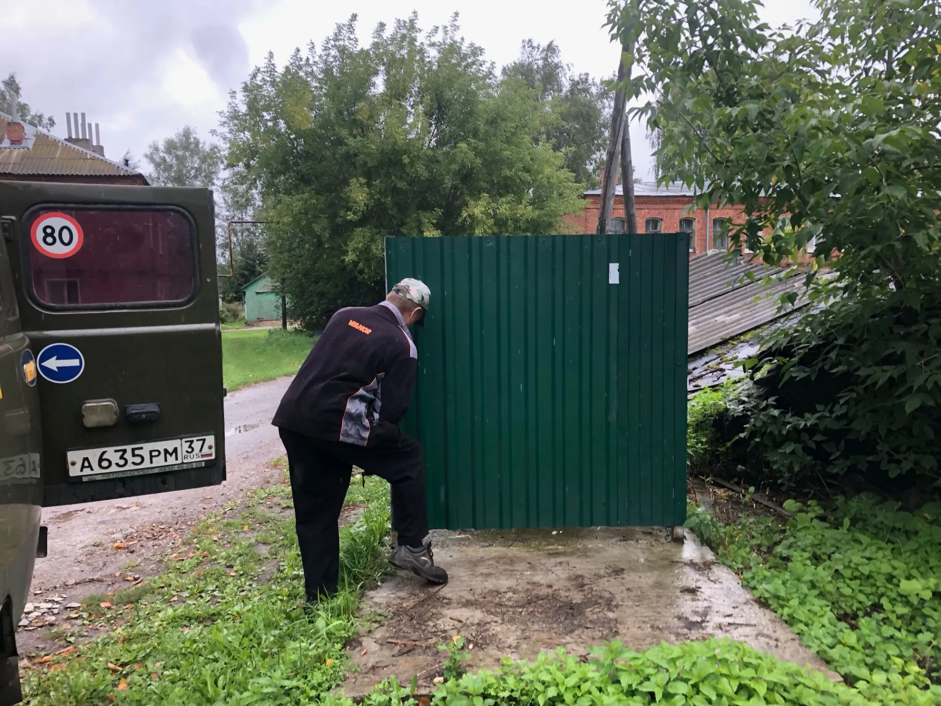 Рабочие МКУ ВМО "Комбытсервис" провели ремонт контейнерных площадок в д. Чертовищи.