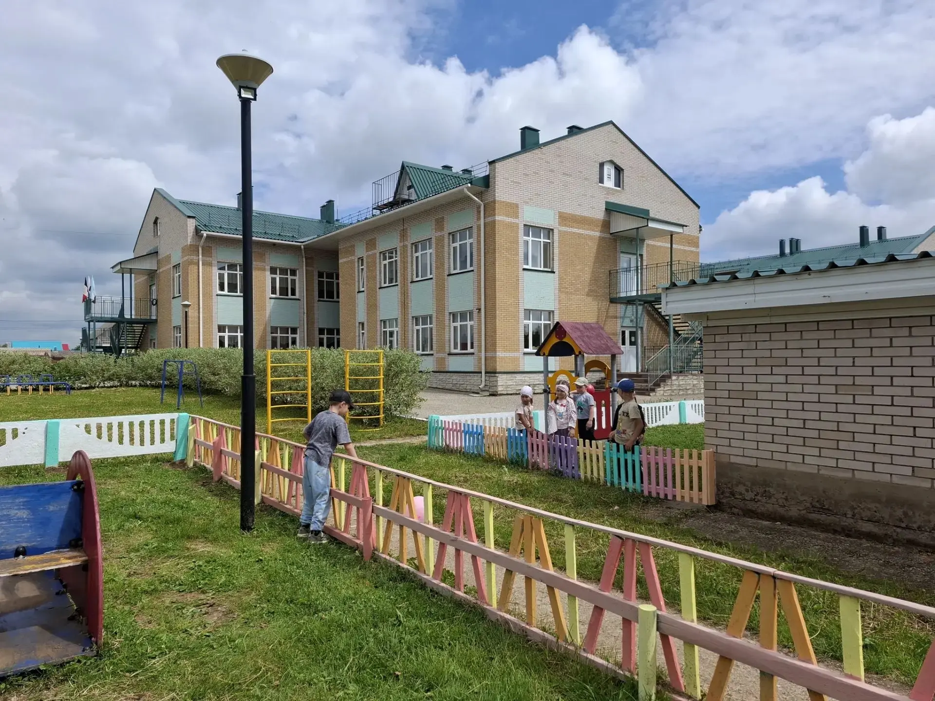 🎉🥳Сегодня после долгого ремонта наш сад снова наполнился детскими голосами. Кто-то сразу побежал с
