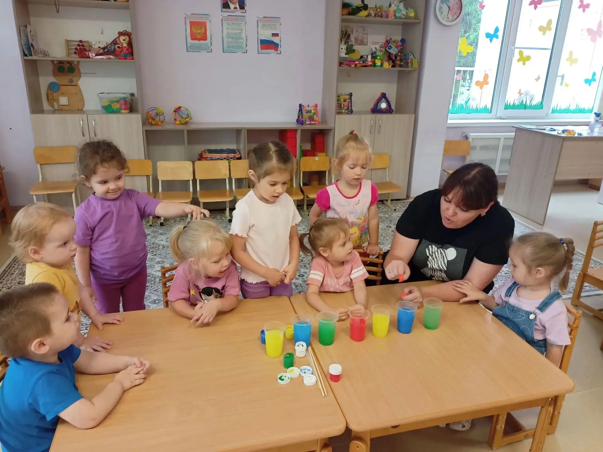 Сегодня наши самые маленькие исследователи ребята первой младшей группы № 1 с педагогом, Ольгой Алек