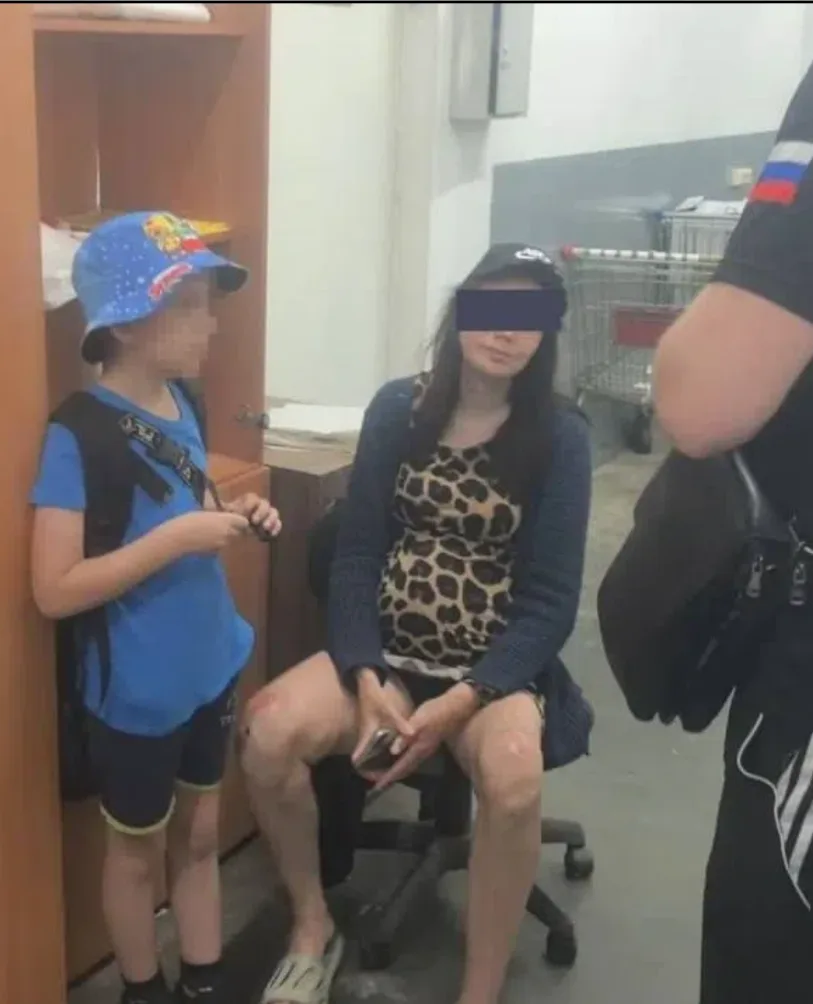 Женщина использовала своего 8-летнего сына, чтобы вынести товары из супермаркета.

По данным охраны,