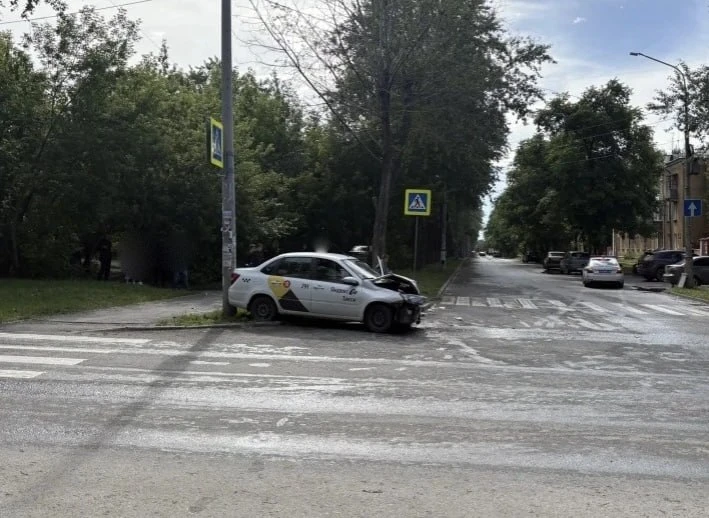 Ребенок и две пассажирки такси пострадали в ДТП в Челябинске

В Металлургическом районе Lada Granta 