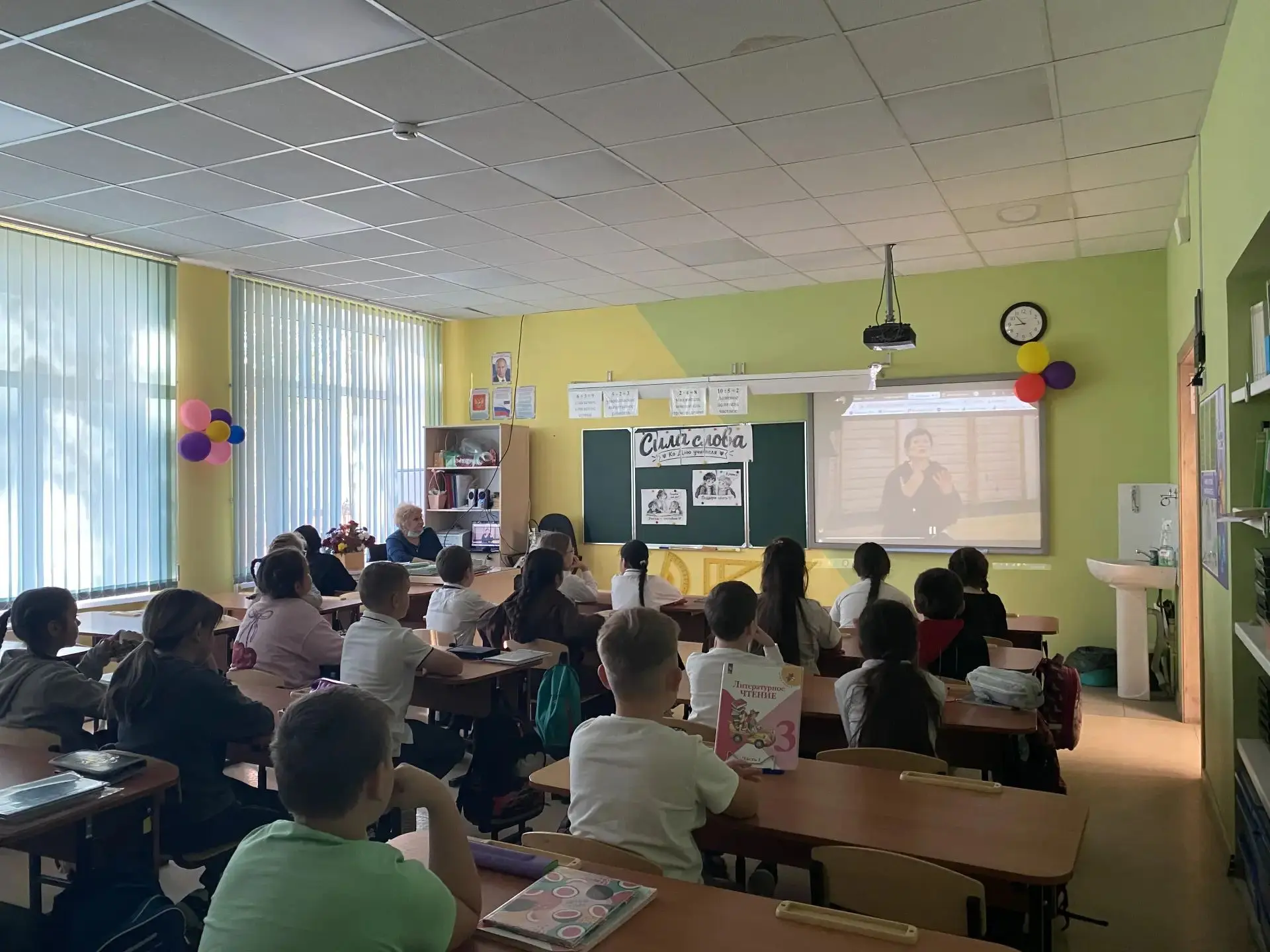 🎉 День в школе: торжественно, тепло и по-настоящему значимо! 🎉Сегодняшний день началс...