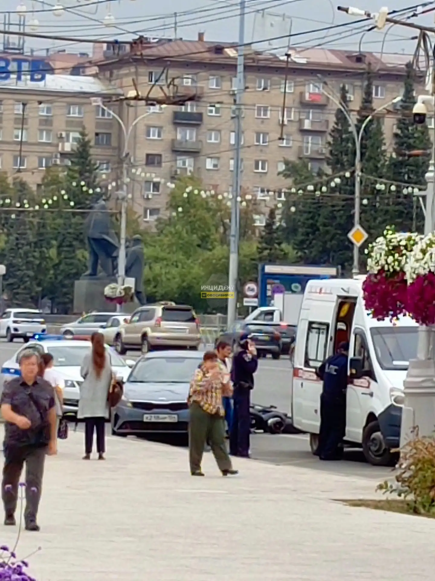 На Красном проспекте, около остановки "Дом Ленина", произошло столкновение мотоцикла и ...