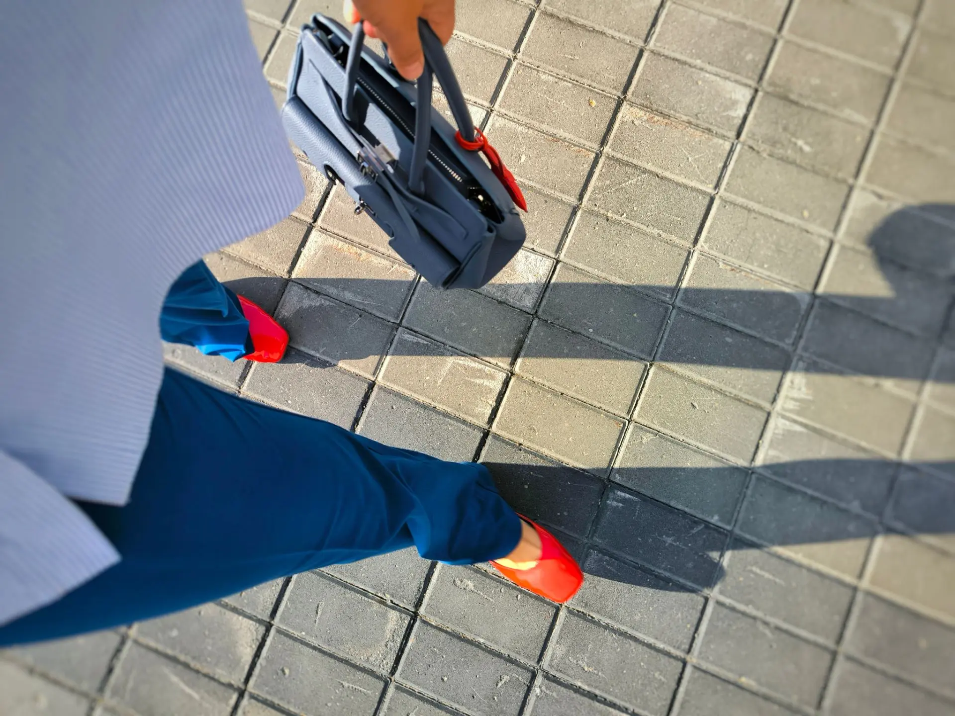 Это я в пятницу - такая офисная чика. А это я же в каждые выходные на даче.