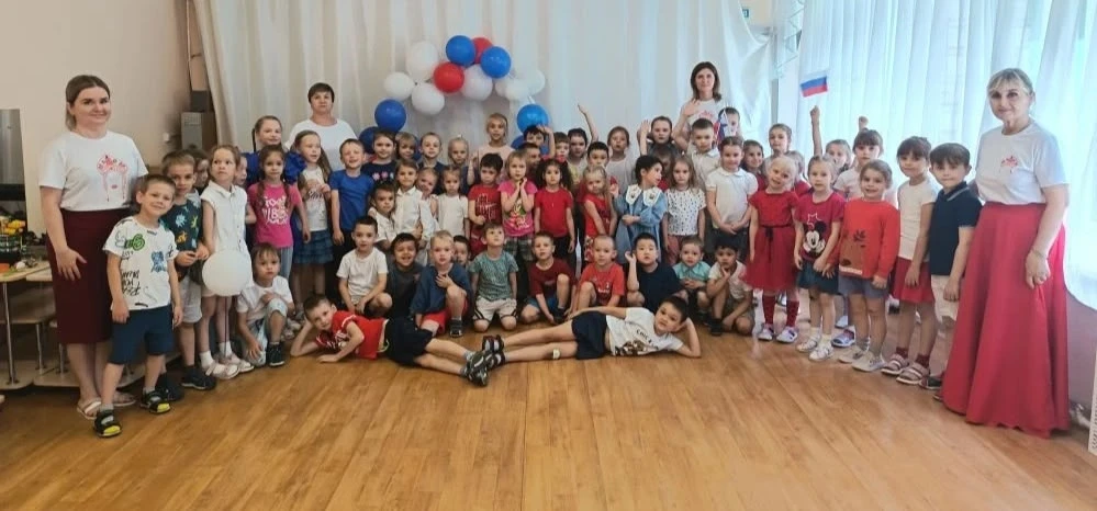 #ДеньРоссии

🌾🌾🌾 День России - праздник мира, свободы и добра! 

Дети и педагоги в одежде белого,