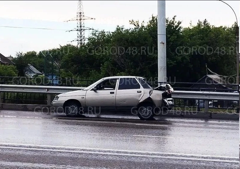 🚍Автобус №11 протаранил ВАЗ на Сокольском мосту

🚌Пассажирский автобус №11 столкнулся с легковушко