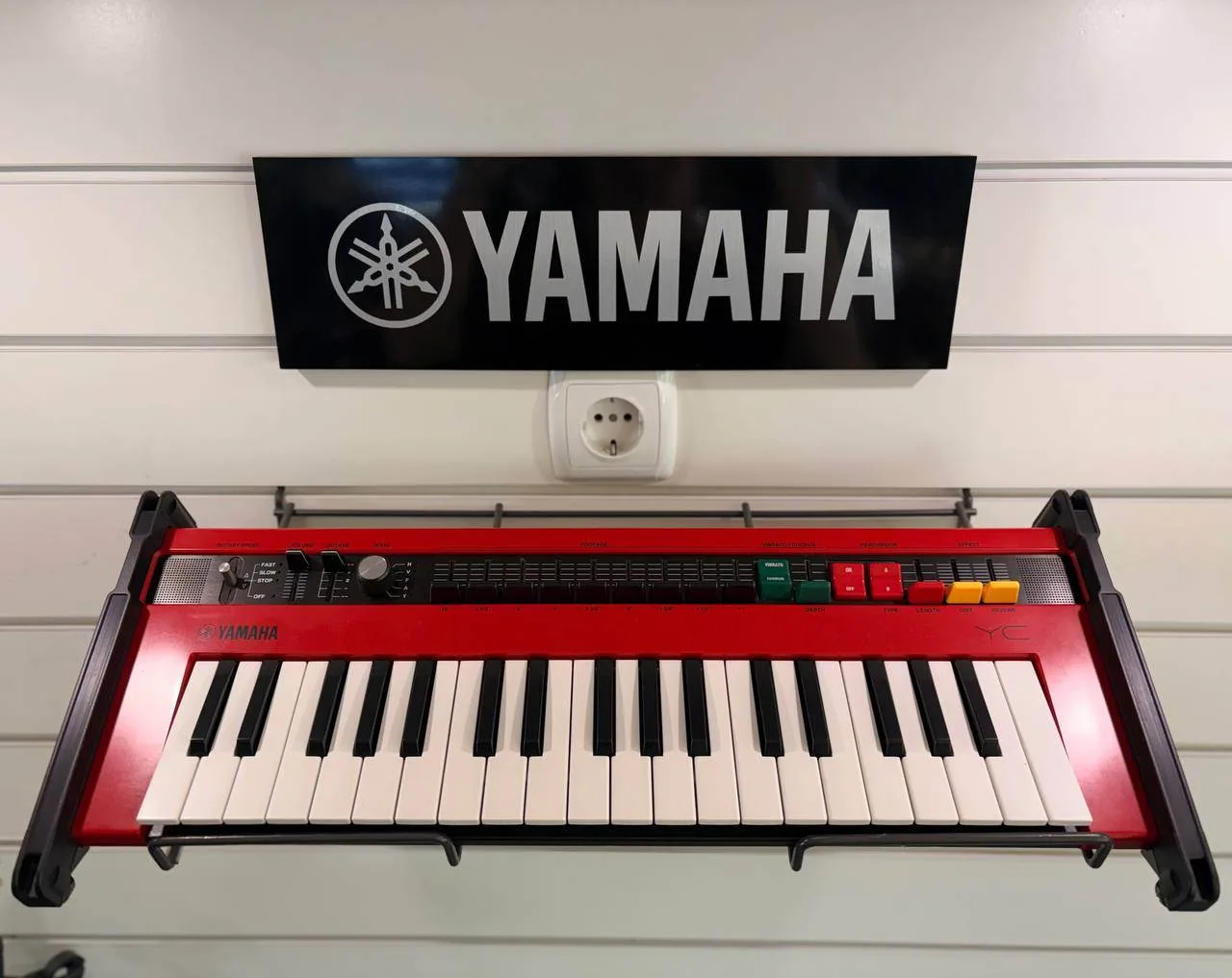 Мини-электроорган Yamaha REFACE YC с креплениями для ремня.