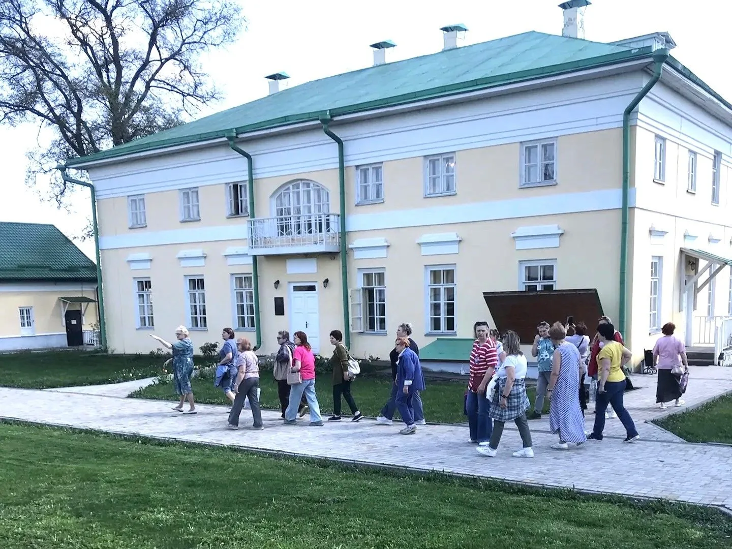 Пробуждение природы в усадьбе Фета чувствуется особенно остро: клейкие яркие листочки на деревьях, п