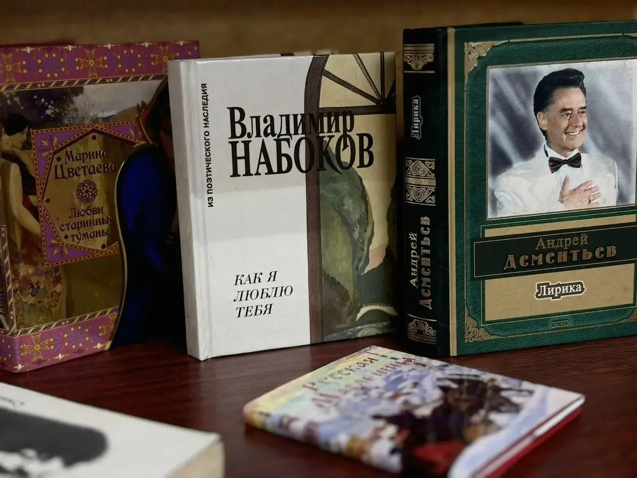 Миниатюрные книги в библиотеке📚