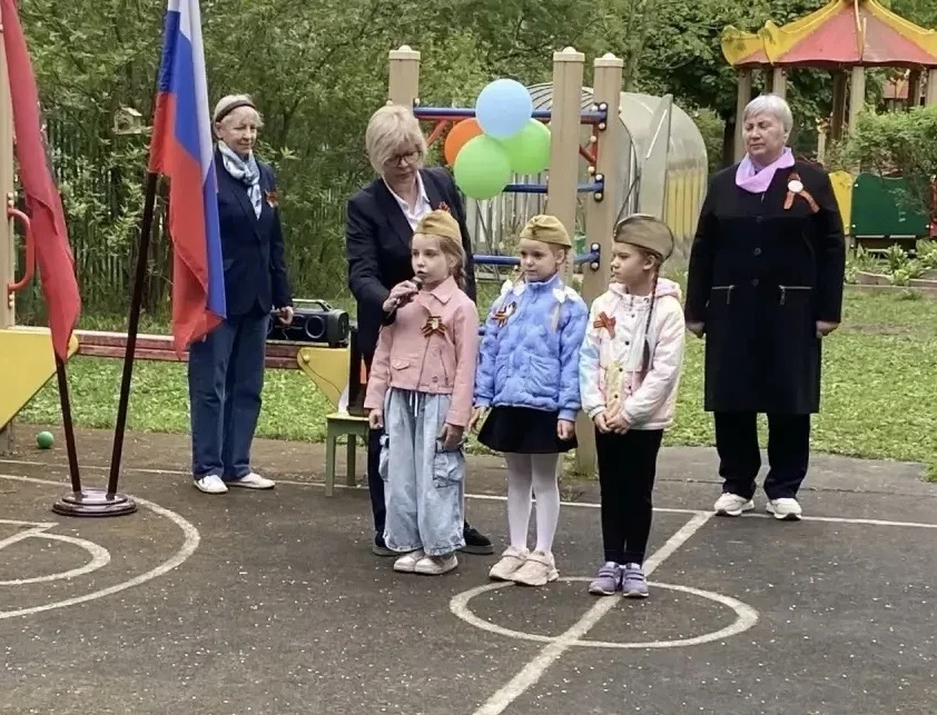 Парад памяти и гордости 🇷🇺  🎖️ В нашем садике прошёл торжественный парад! Ребята с флажками, цветами
