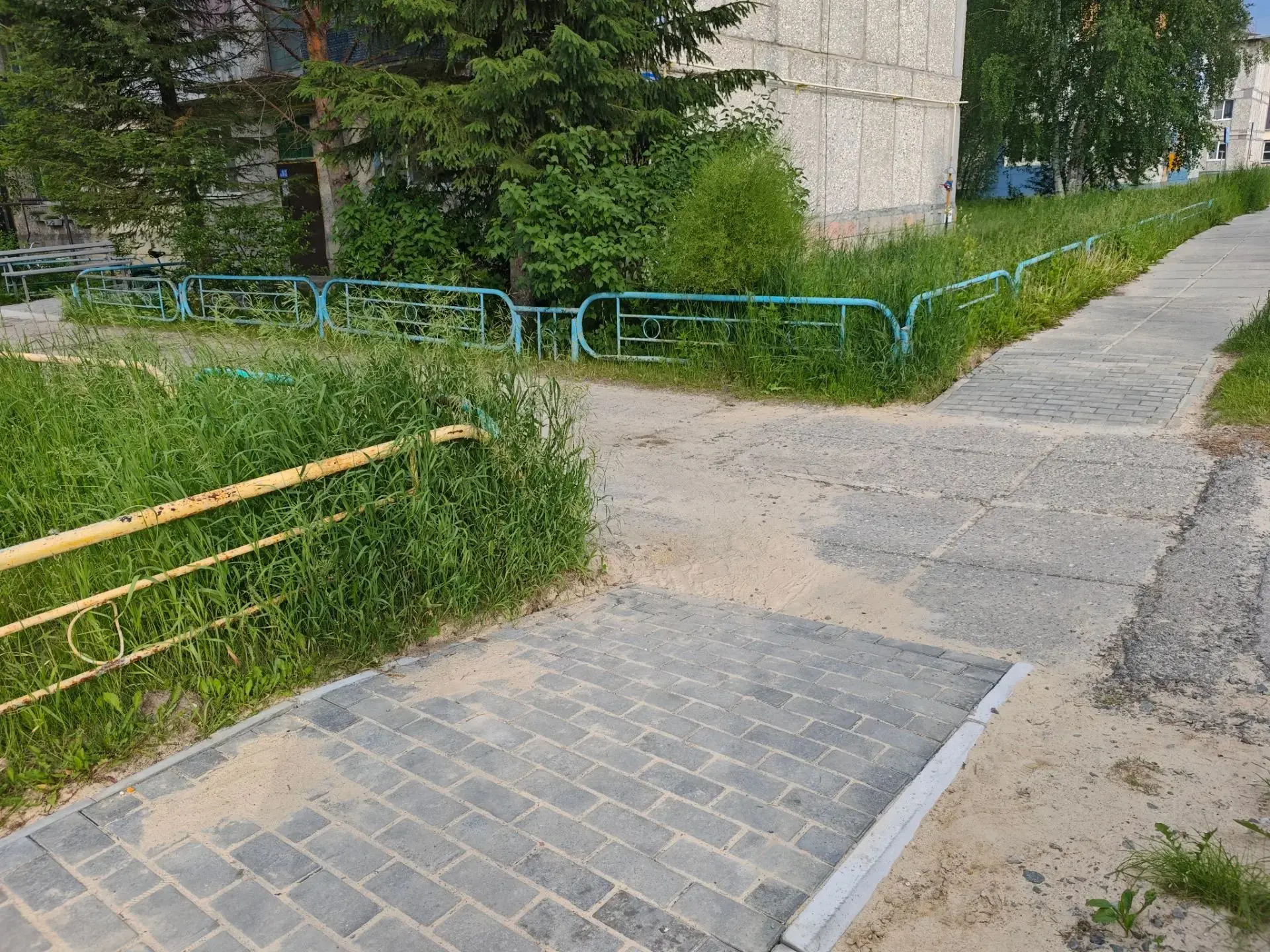 Город без барьеров: в Югорске провели работы по понижению тротуара на улице Декабристов.

⚒ Комфортн