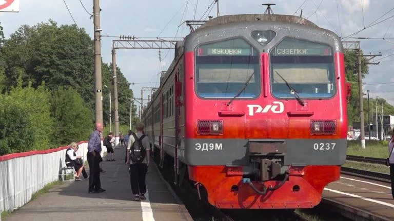 Переломанного подростка в тяжелом состоянии у путей заметил машинист электропоезда ЭД9М-0190 в Брянс