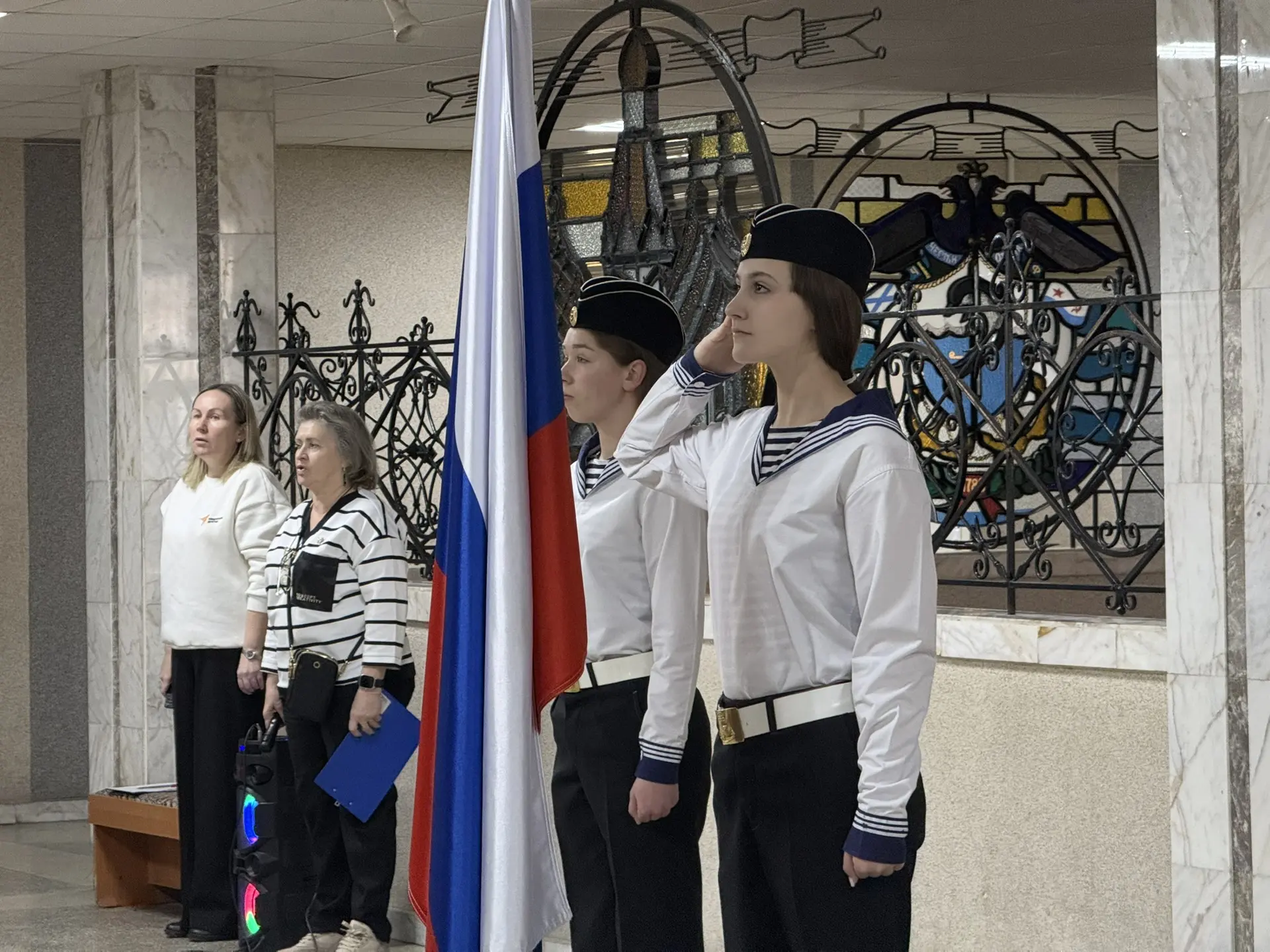 🇷🇺Наша неделя традиционно началась с поднятия флага и исполнения гимнов  На линейке ребята узнали о 
