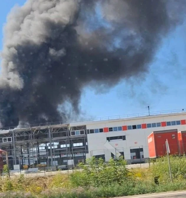 ⚡️В пригороде Харькова после прилета загорелись грузовики, контейнеры и оборудование терминала «Ново