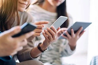 📱 Почему в соцсетях кажется, что у всех жизнь ярче, и как избежать фрустраций от постоянного сравне
