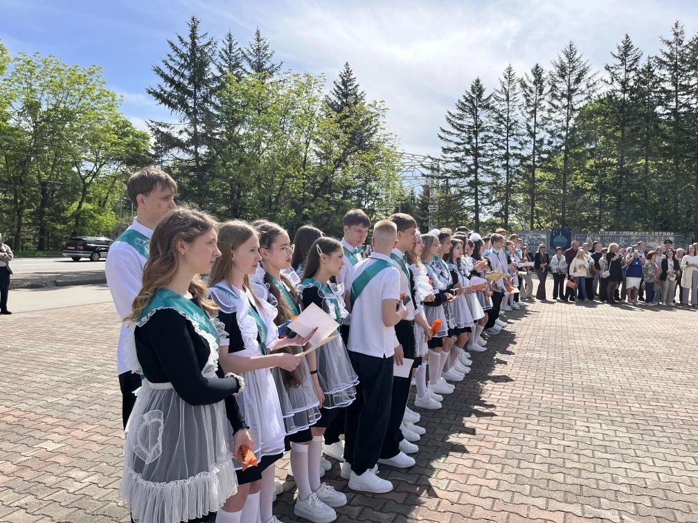 🌟 Последний звонок в лицее: финальная глава, которая началась с полёта  Сегодня для наших одиннадцат