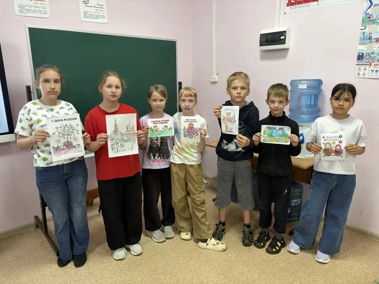 🇷🇺 Наши юные таланты! 🎨

В школьном лагере кипит творческая жизнь! Ребята с большим энтузиазмом и