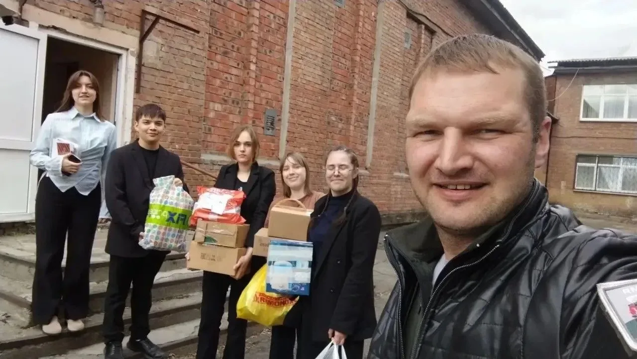 В лицее прошла акция по сбору гуманитарной помощи и написанию писем поддержки для бойцо...
