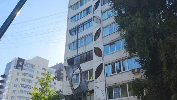 Рабочие полностью демонтировали свисавшие плиты на 8-м и 9-м этажах дома №35 по ул. Пан...