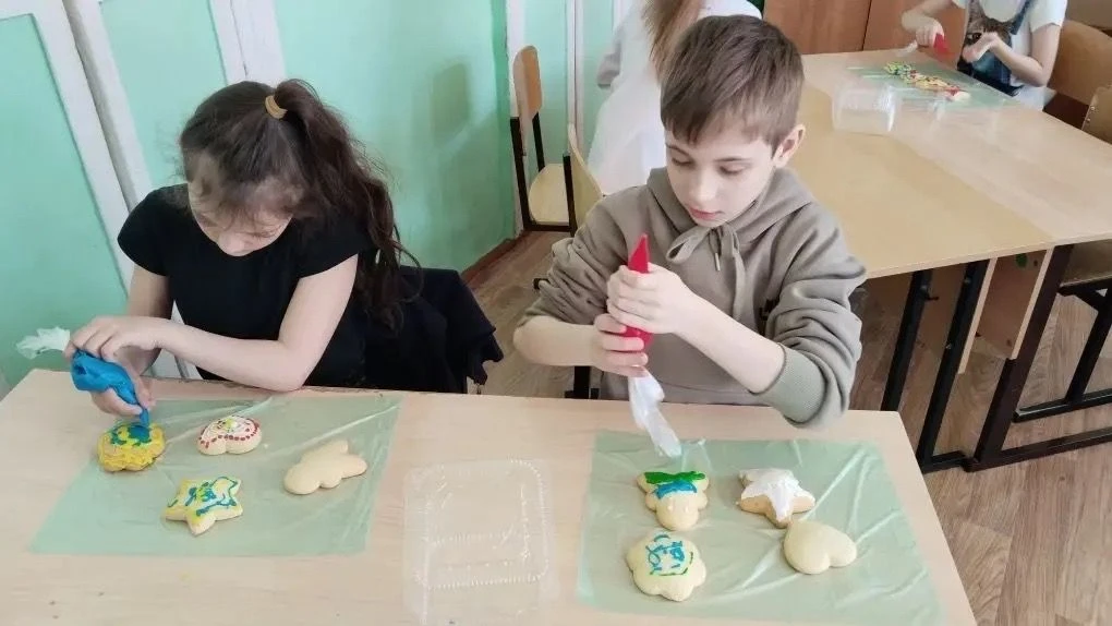 Учащиеся начальных классов приняли участие в мастер-классе по росписи пряников!