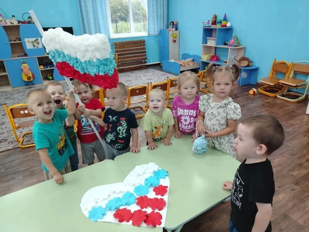 🇷🇺 Белый. Синий. Красный. Гордость в ладошках: как «Светлячок», «Теремок» и «Умка» за...