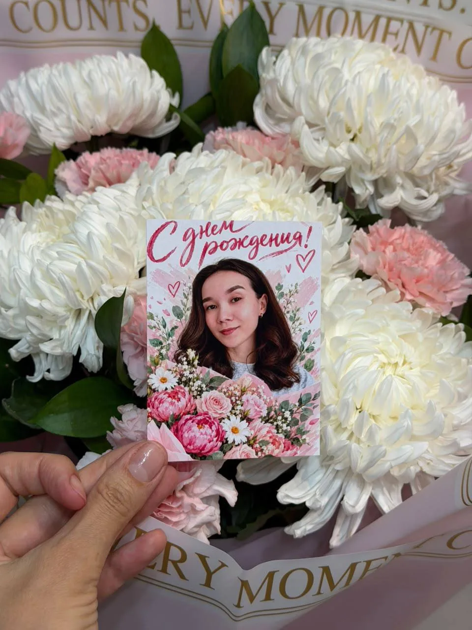 Из фотографии сделали небольшую открытку и добавили к букету🌸Получилось очень нежно