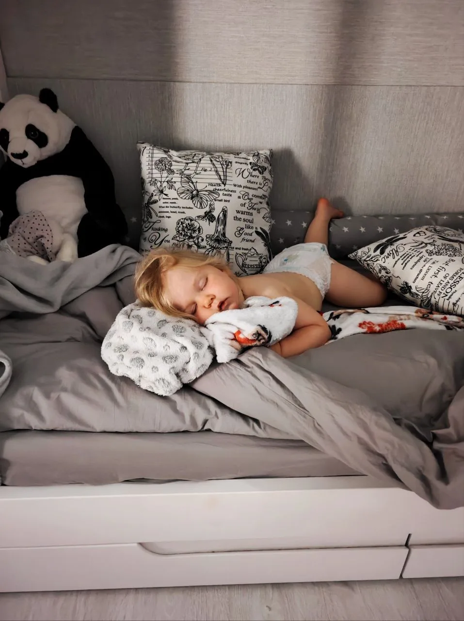 Этот садик, скажу я вам, так выматывает... 😮‍💨 Просто рубит с ног! 💤 Взрослые думают...