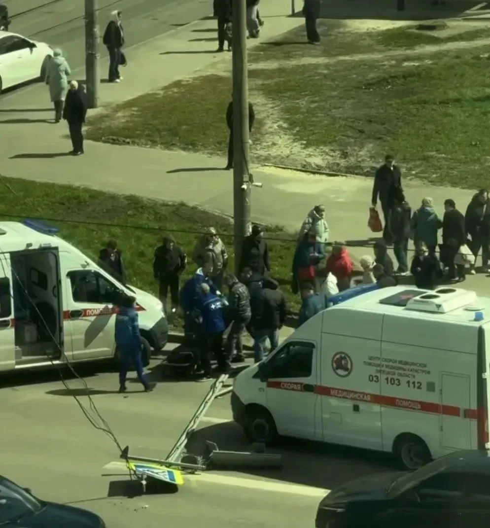 После падения светофора в Липецке мужчина оказался в реанимации  По данным GOROD48, пострадали двое 