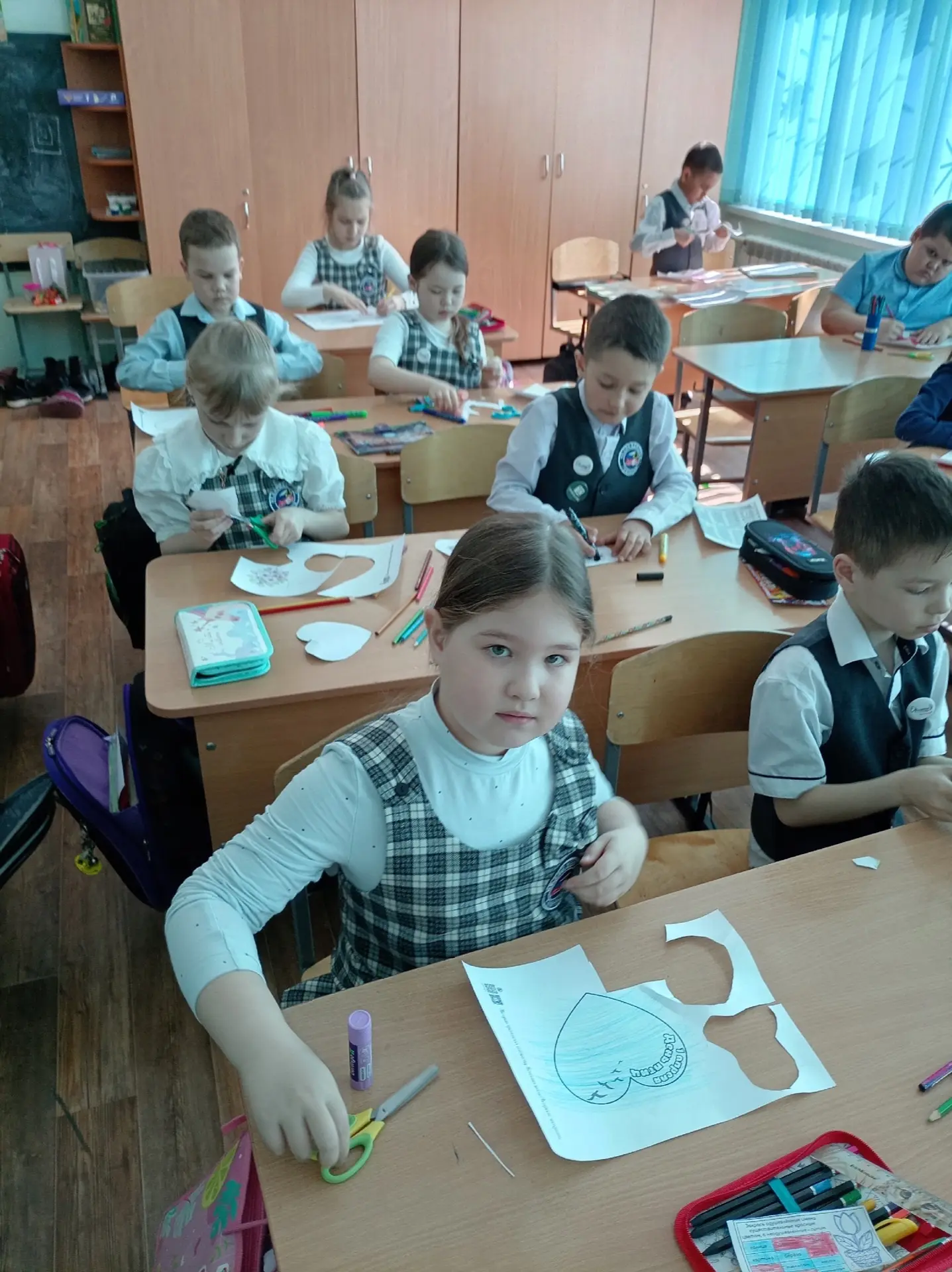 1 апреля, в День птиц, ученики 1 "В" класса окунулись в мир пернатых созданий, сделав этот день не т