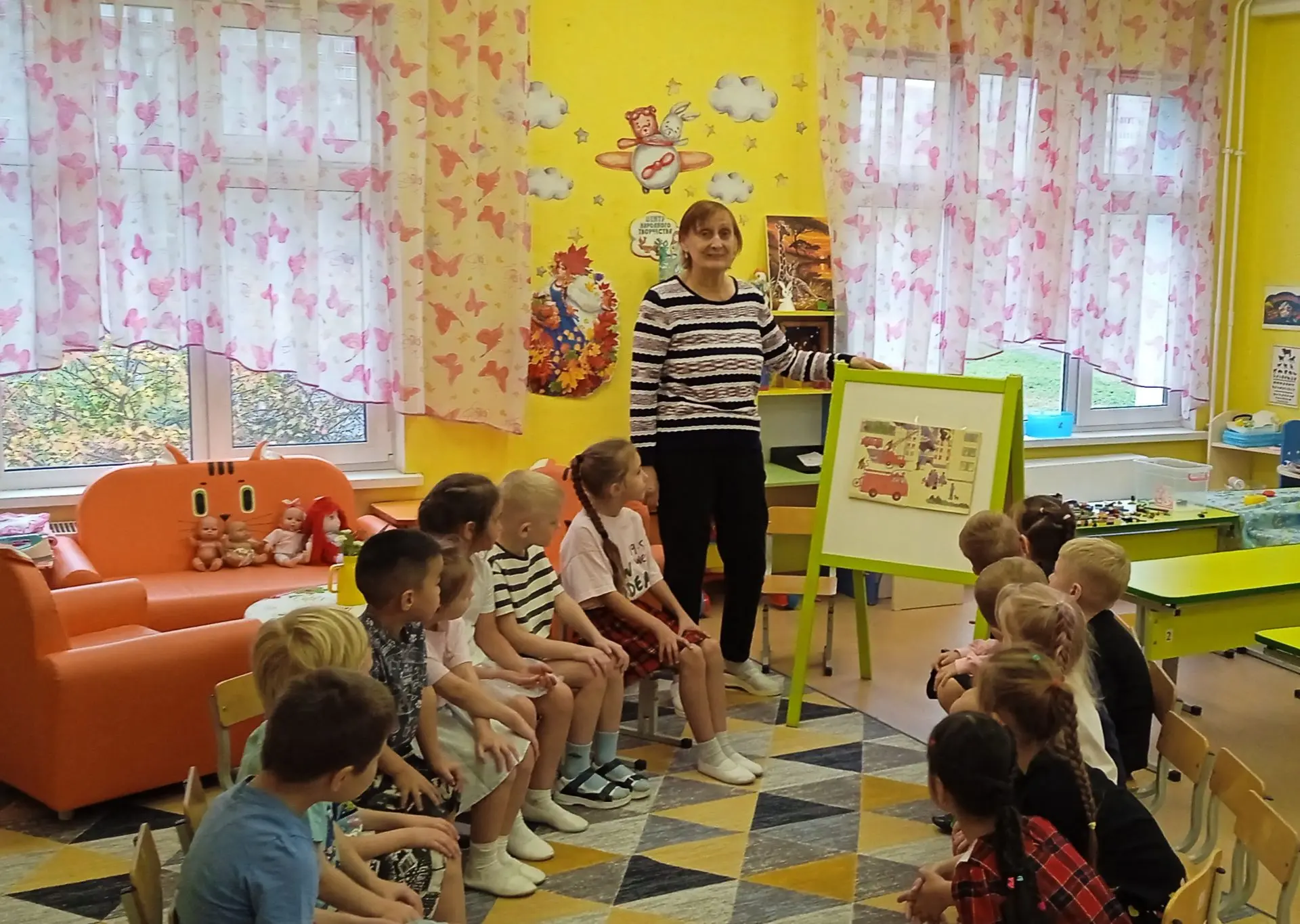 В рамкам Месячника гражданской обороны в подготовительной группе 3 прошло занятие на те...