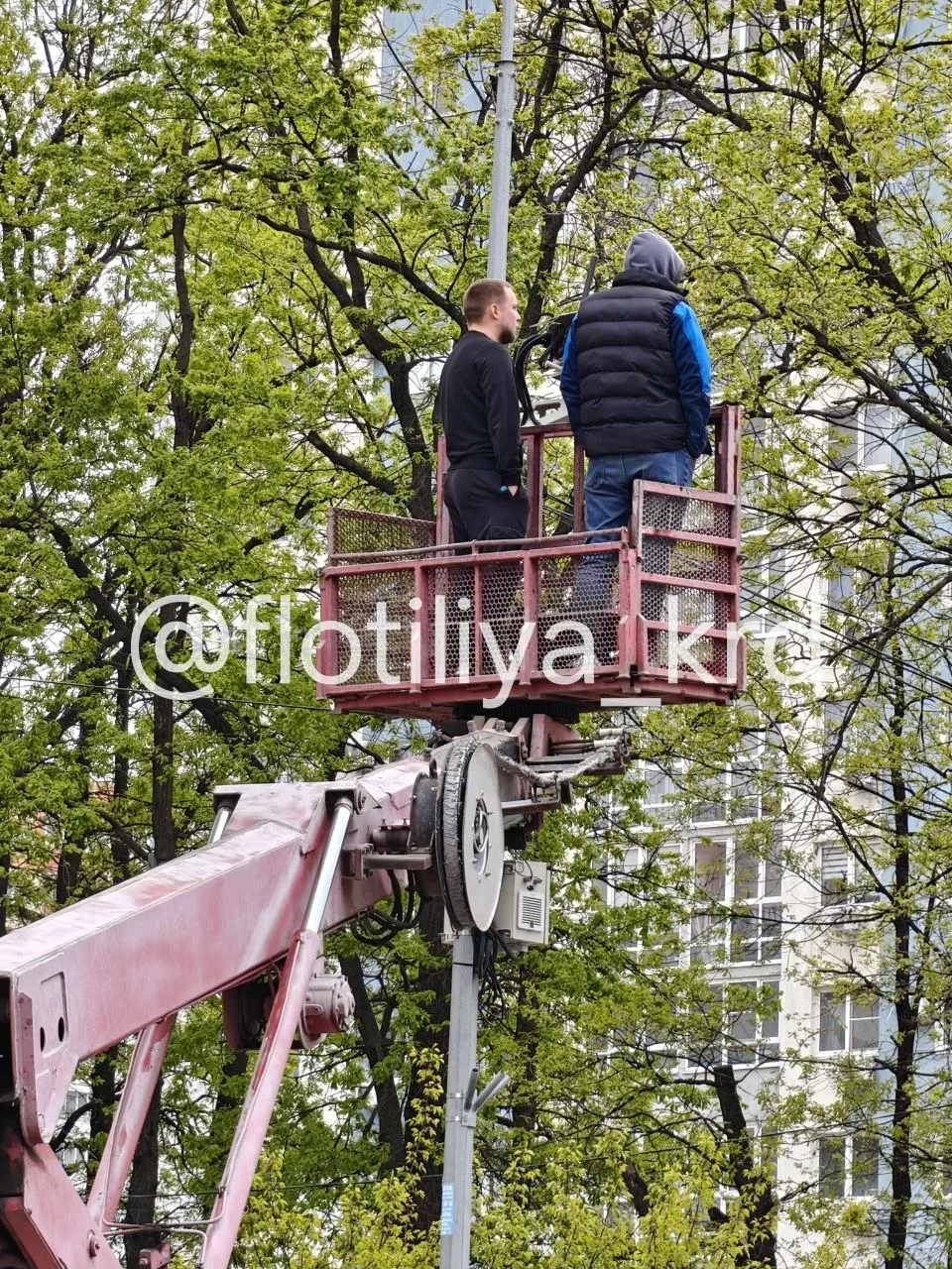 На перекрестке ул. 40 лет Победы и ул. Героев разведчиков повесили камеру.
