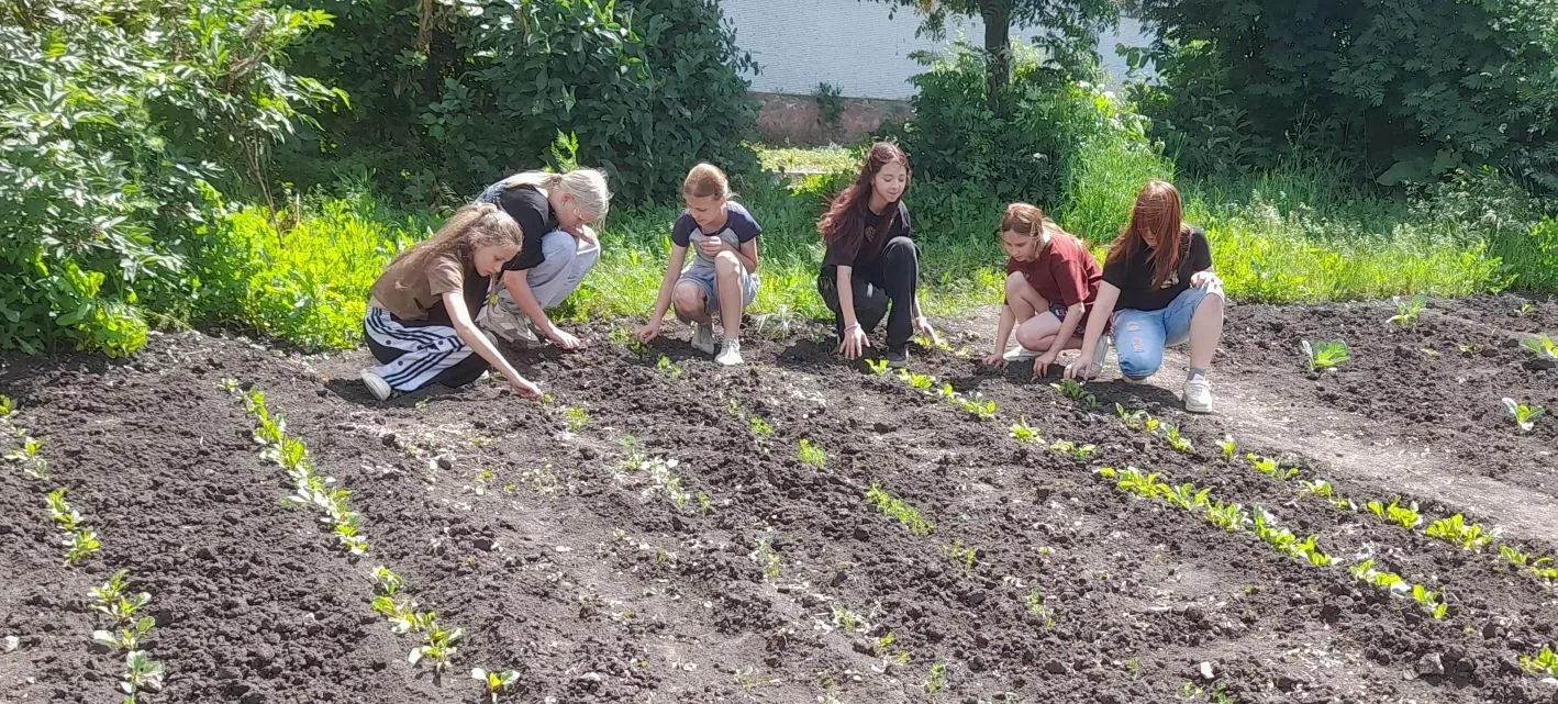 💪Ребята из старшего отряда ЛДП «Радуга» устроили трудовой десант! 🌟

🌱Сегодня они взялись за важн